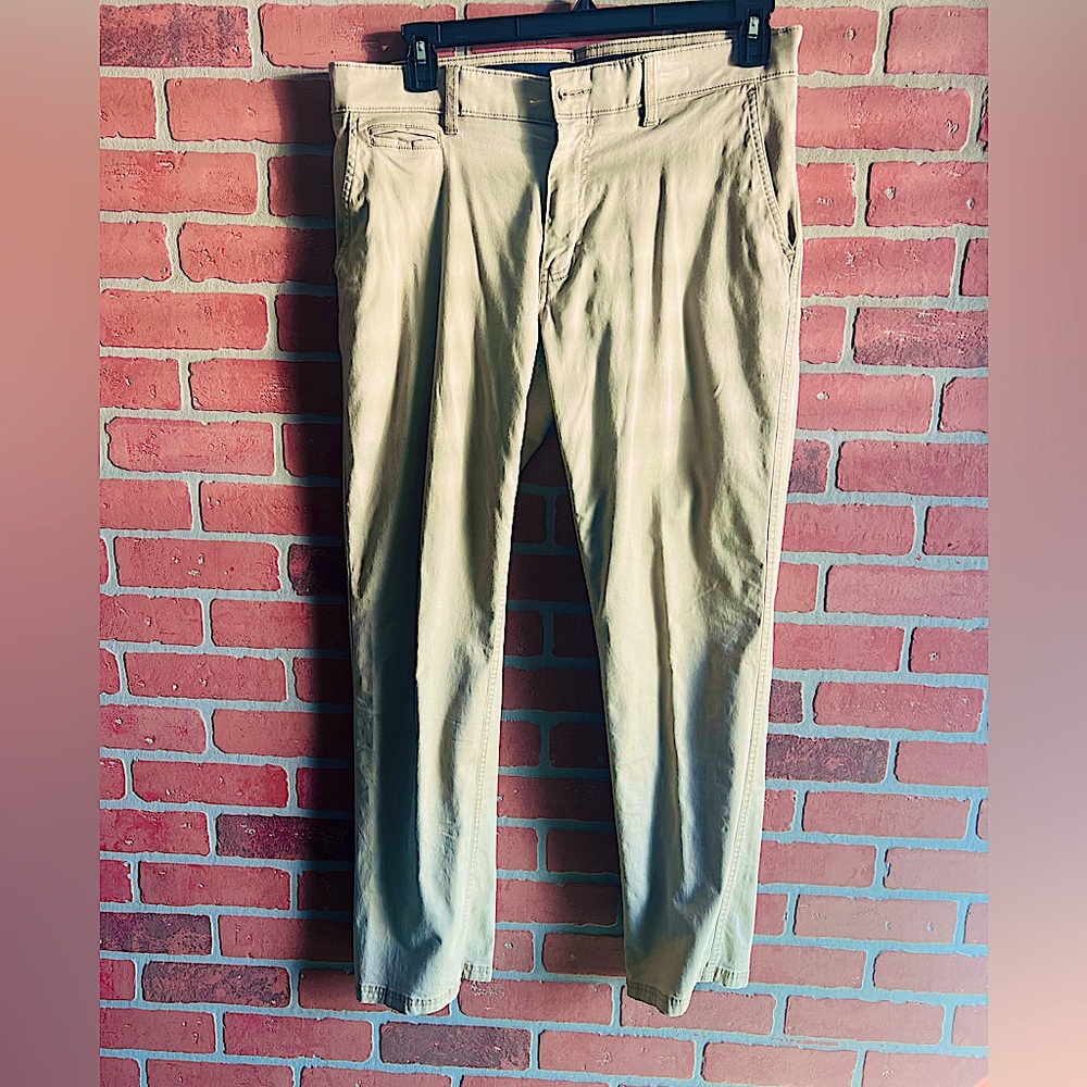 Men’s khaki pants